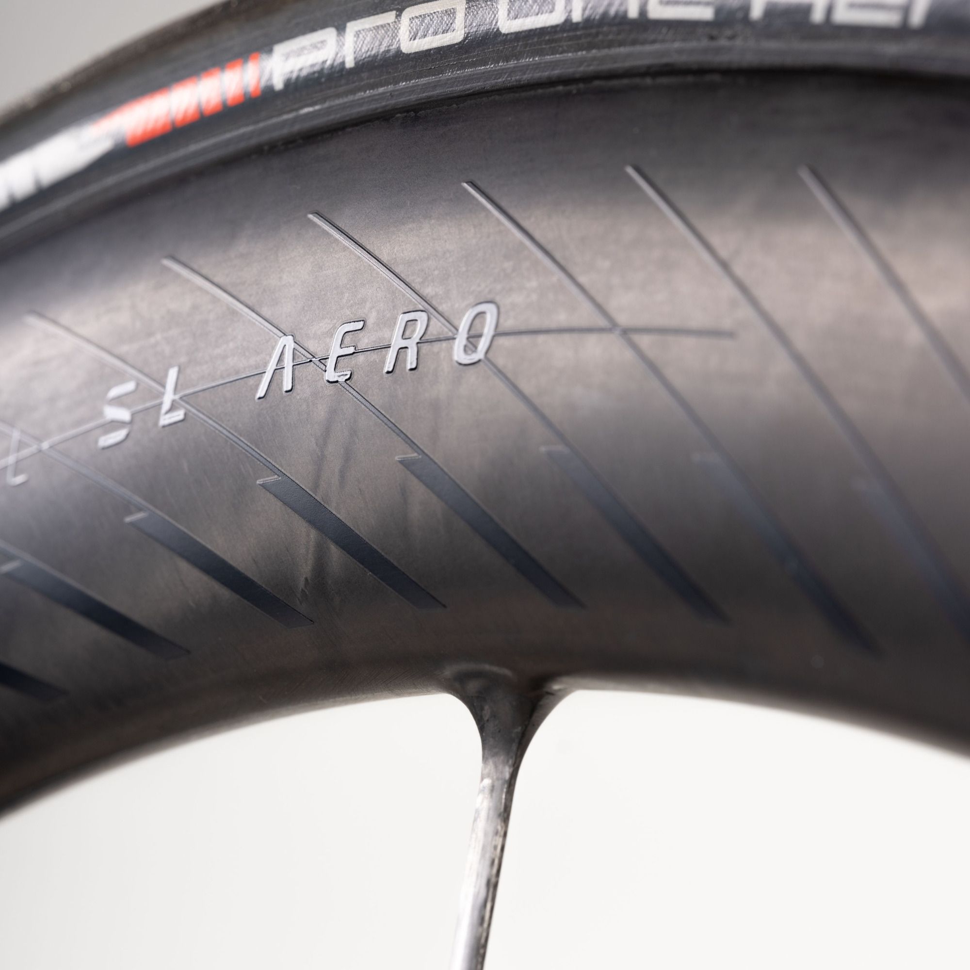 syncros_capital-sl-aero-wheels-beauty-shot-3-2000x2000.jpg_2059914.jpg