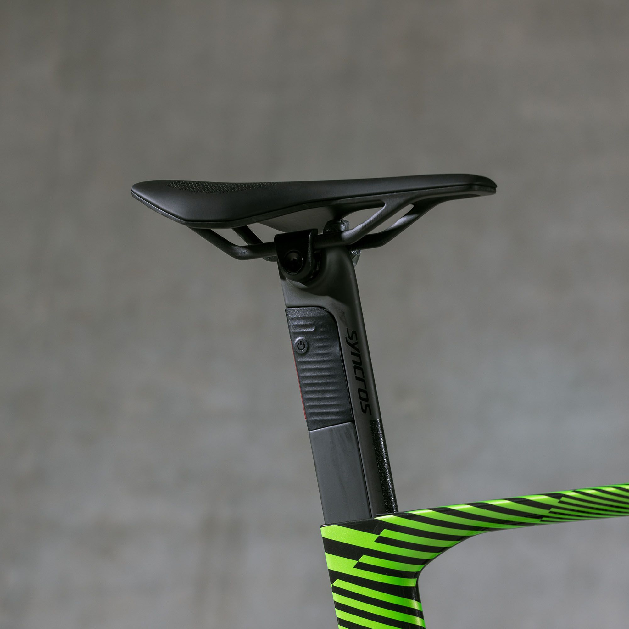 syncros-foil-components-pdp-beauty-shot-seatpost-image1-2000x2000.jpg