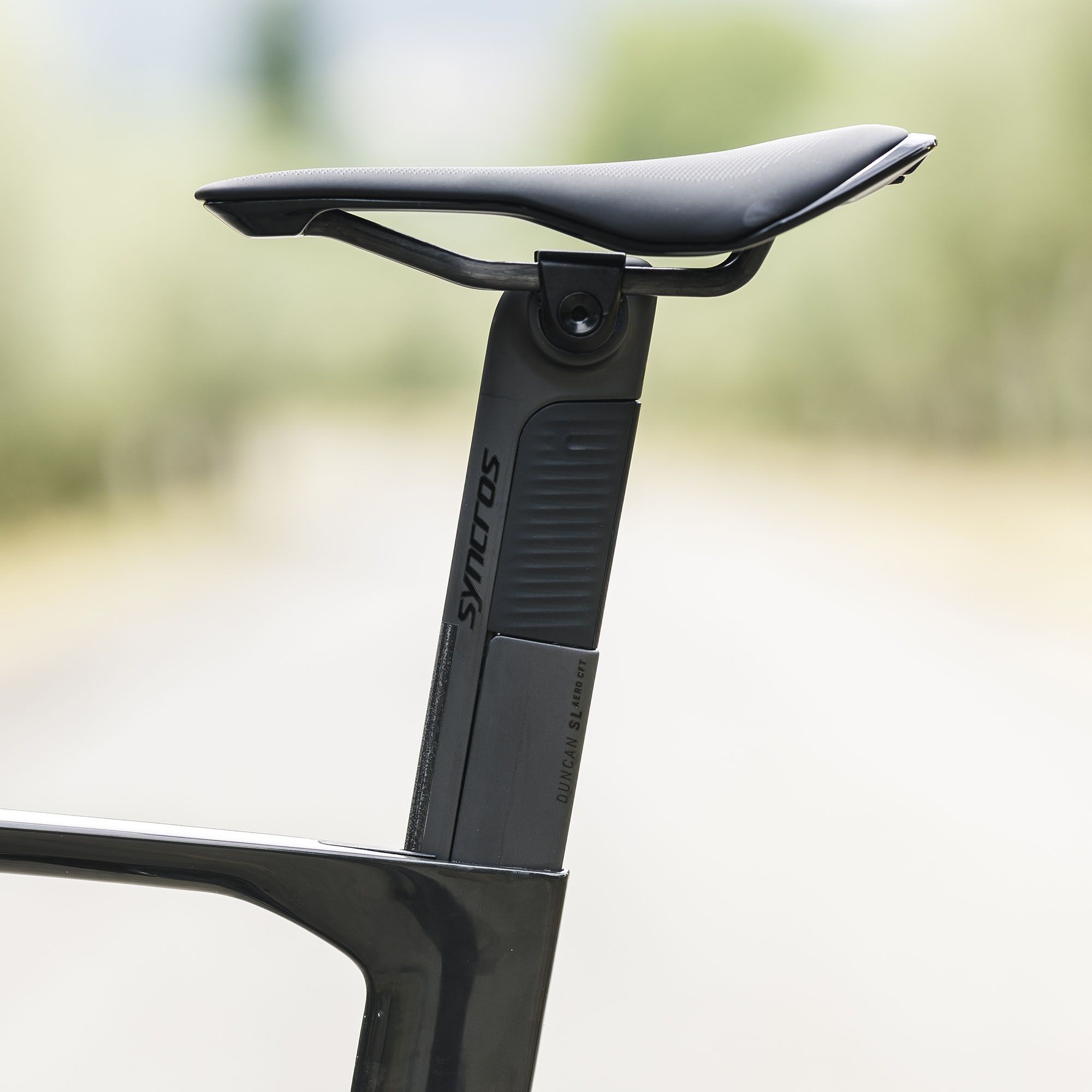 syncros-foil-components-pdp-beauty-shot-seatpost-image2-2000x2000.jpg